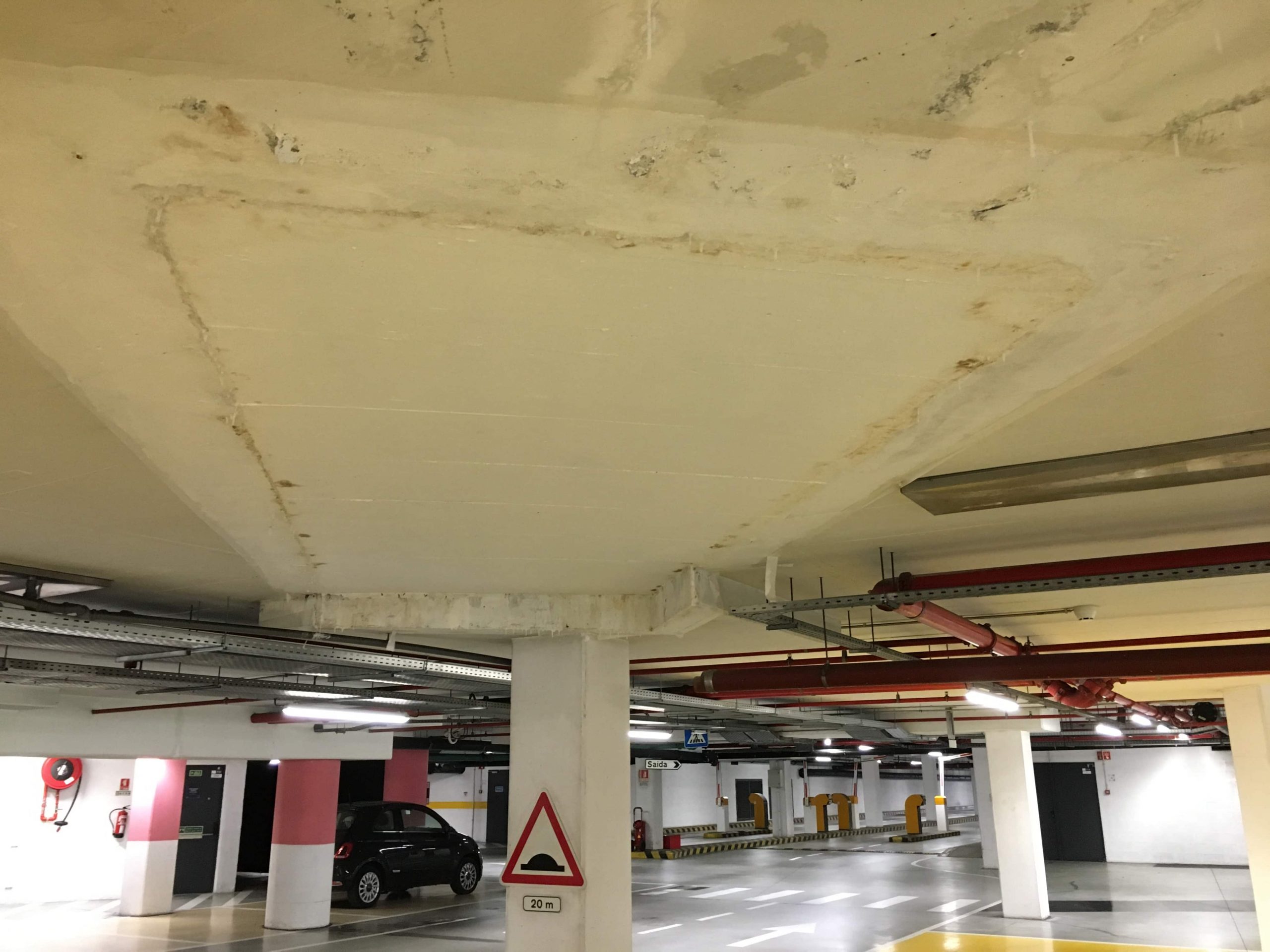 Infiltrações em parque de estacionamento